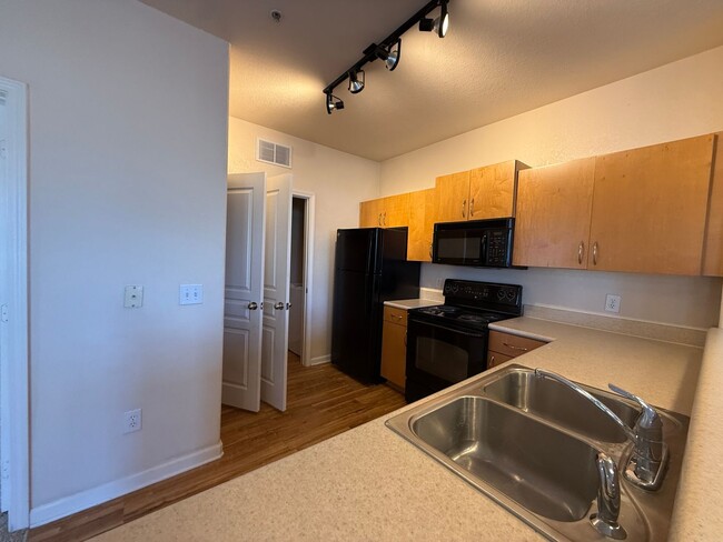 Building Photo - Bright & Comfortable 1-Bedroom Apartment in Gated Community