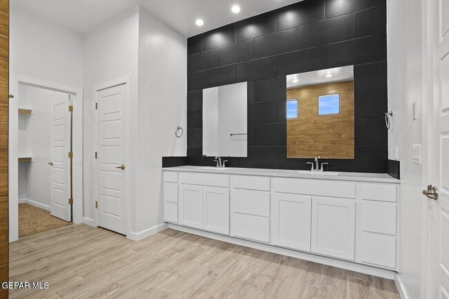 Building Photo - 717 Chatham Pl