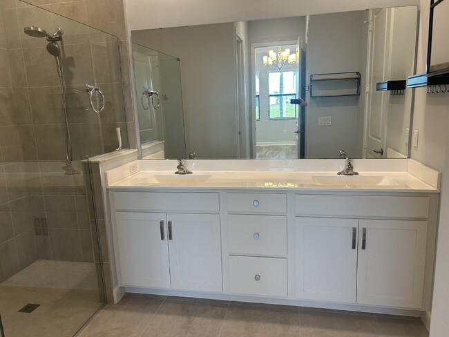Building Photo - Gated 55+ community with lots of HOA amenities!