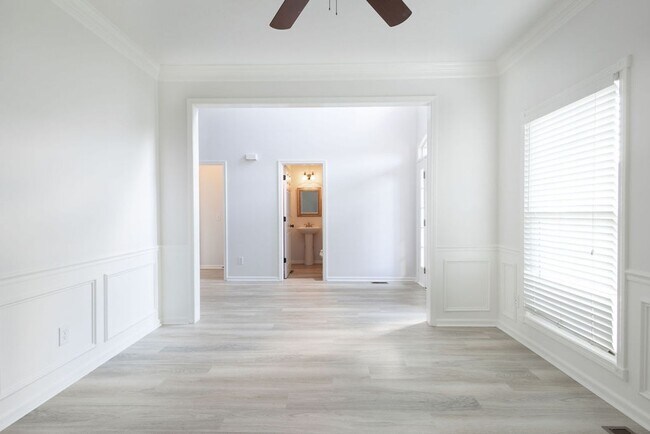 Building Photo - 100 Strathmore Ct