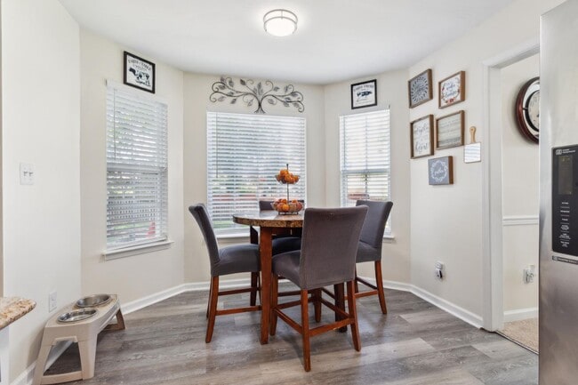 Building Photo - Spacious 4 BDRM 2.5 BA