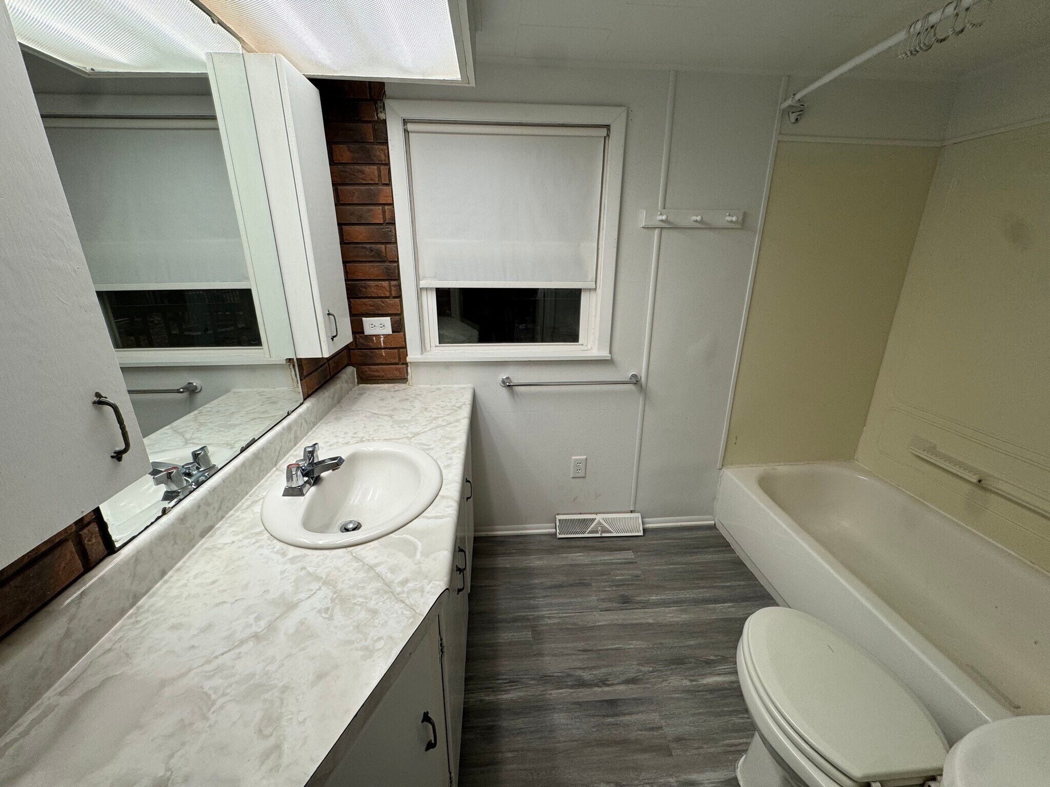 Building Photo - 82 N Elm St