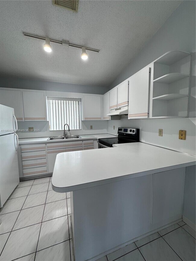 Building Photo - 2210 W 74th St