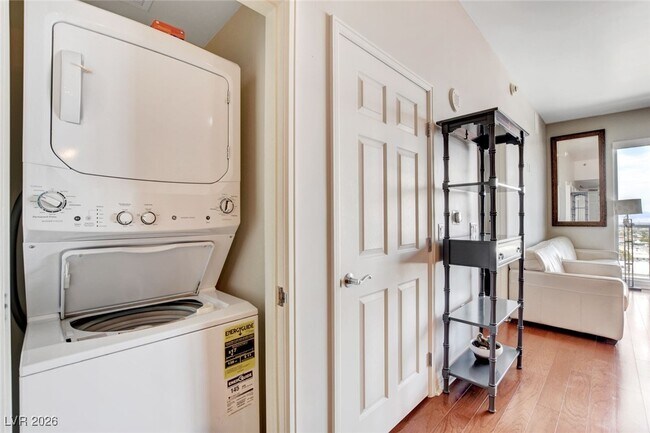 Building Photo - 150 S Las Vegas Blvd