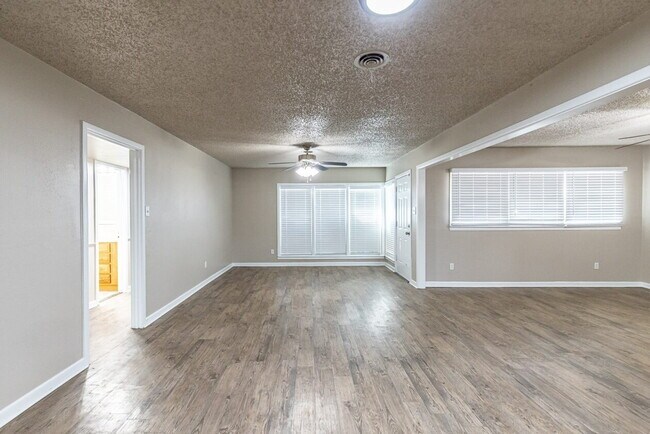 Building Photo - Completely renovated with beautiful updates!