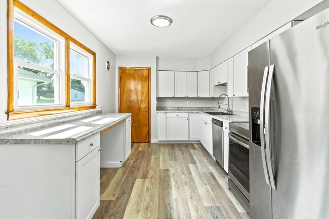 Building Photo - Charming 3- Bedroom Home in Newark