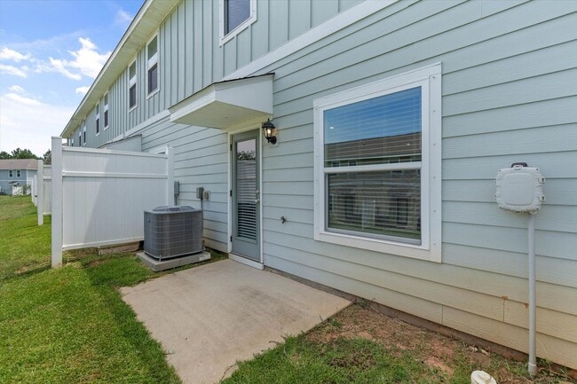 Building Photo - HEART OF DAPHNE TOWNHOUSE WITH GARAGE