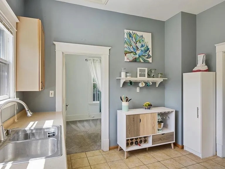 Kitchen - 3935 Hubbard Ave N