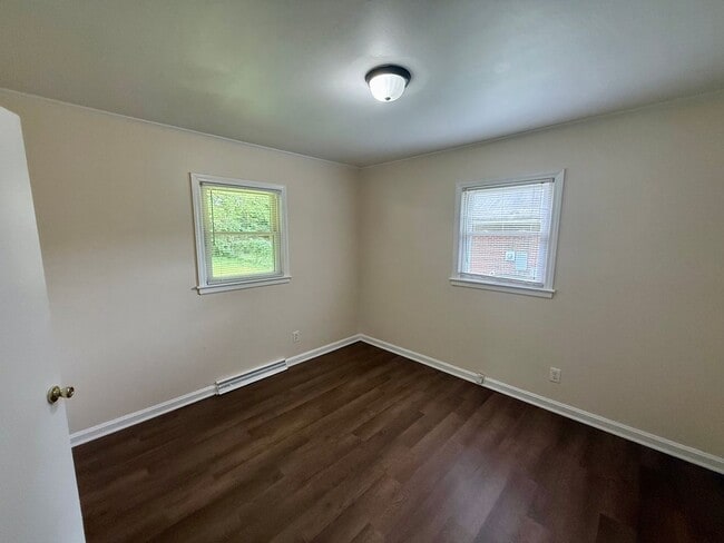 Building Photo - Three bedroom, 1 bath house in Burlington