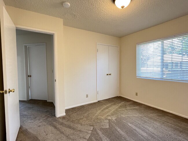 Building Photo - Charming Duplex Near Downtown Santa Rosa!