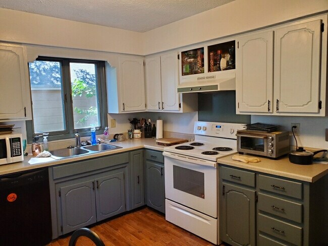 Building Photo - Ken Maril