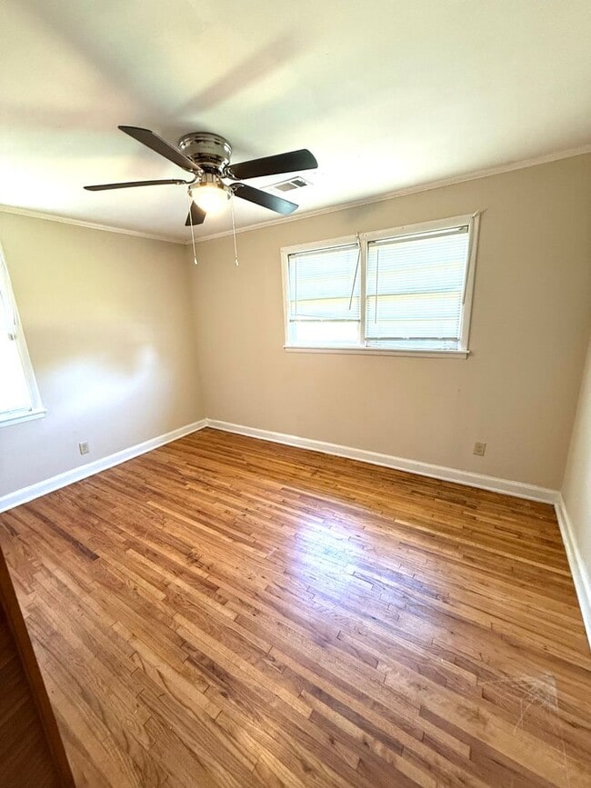 Building Photo - ** 3 bed 1 bath located in Highland Garden...