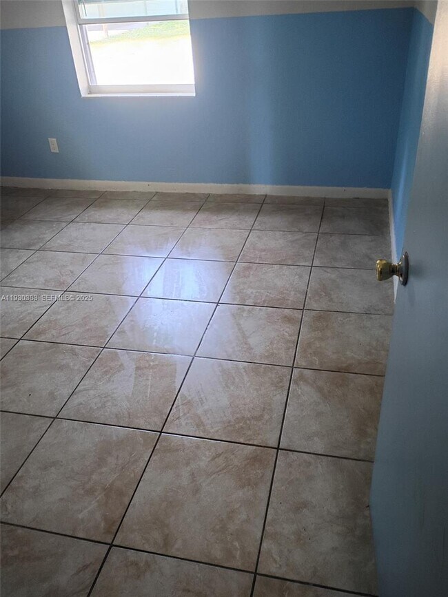 Building Photo - 1017 Chipola Rd