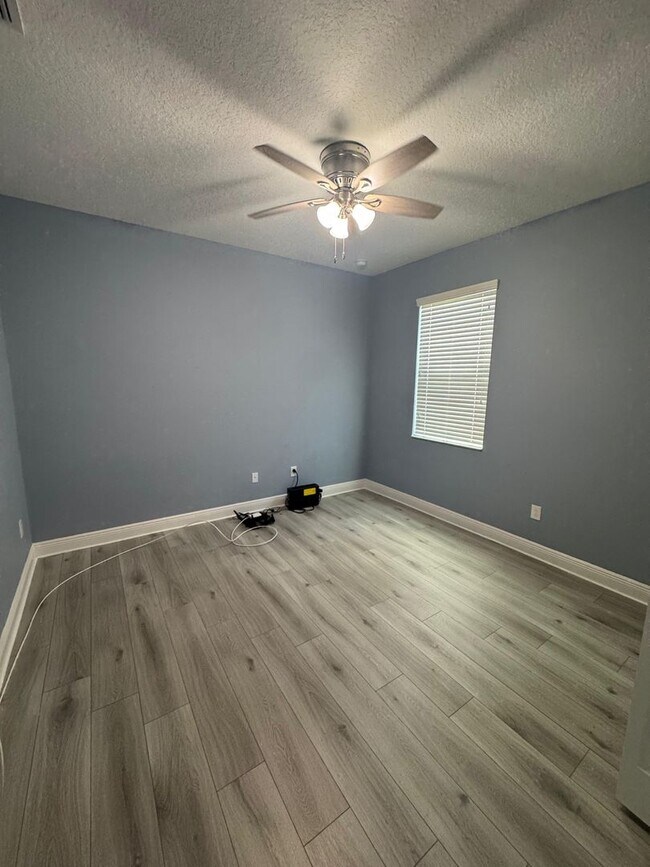 Building Photo - Spacious 5-Bedroom Riverview Home