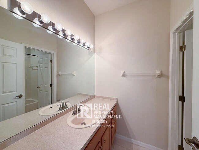 Building Photo - 2047 Park Crescent Dr