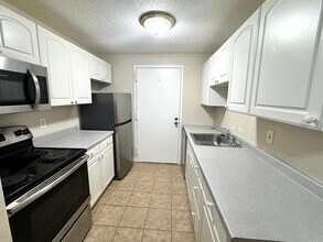 Building Photo - 7 Village Rock Ln