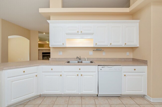 Building Photo - Spacious Home in Navarre!