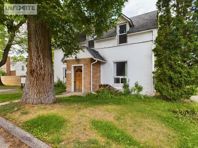 Building Photo - 3 bedroom - Water, Sewer, Gas and Electric...