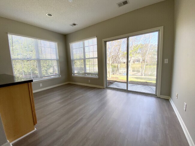 Building Photo - Beautiful Three Bedroom Home Sun City Home!