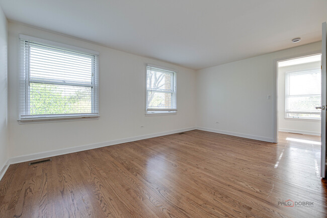 Building Photo - 813 Meadow Ln