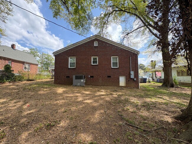 Building Photo - Beautiful refurbished home with hardwood floors throughout!