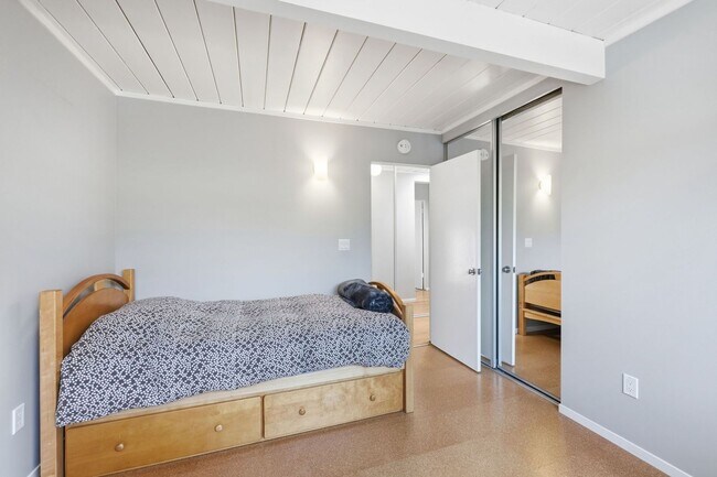 Building Photo - Beautifully Remodeled, Furnished 3 Bed + Office, 2 Bath Home- Available Short Term Only!