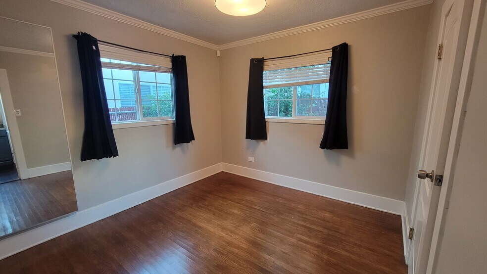 Building Photo - 1243 N Alexandria Ave