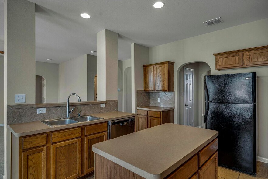 Building Photo - 606 Buckle Ct