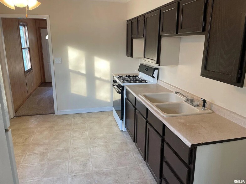 Building Photo - 2211 N Flora Ave