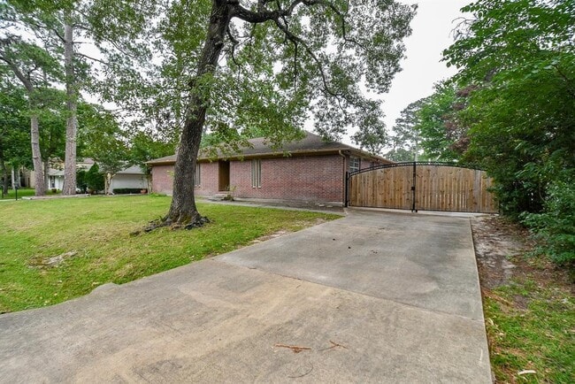 Building Photo - 634 Andover St