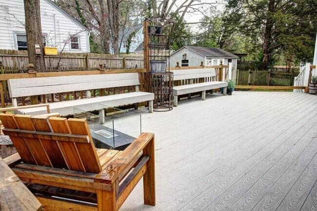 Building Photo - Beautiful and Spacious 2bd/1ba Home Near Northgate Park in Durham's Colonial Village!