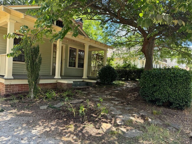 Building Photo - Cute Bungalow Near NC State Fairgrounds - Pet Friendly!