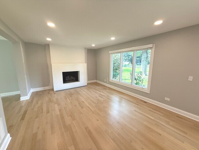 Building Photo - 1019 Thunderbird Ln