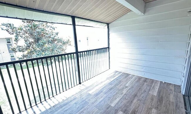 Building Photo - 860 Sky Lake Cir