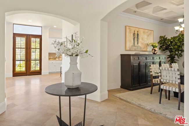 Building Photo - 587 Entrada Dr