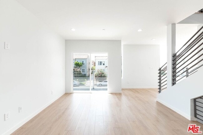 Primary Photo - 756 N Ridgewood Pl