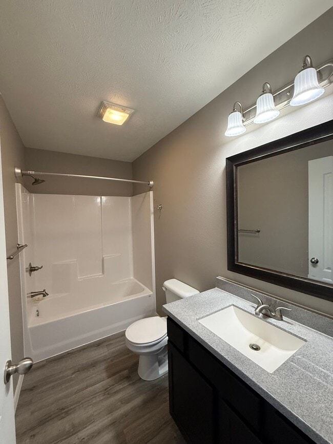 Building Photo - 3BR Townhouse near Holiday Hills