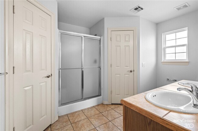 Building Photo - 1002 Applewood Cir