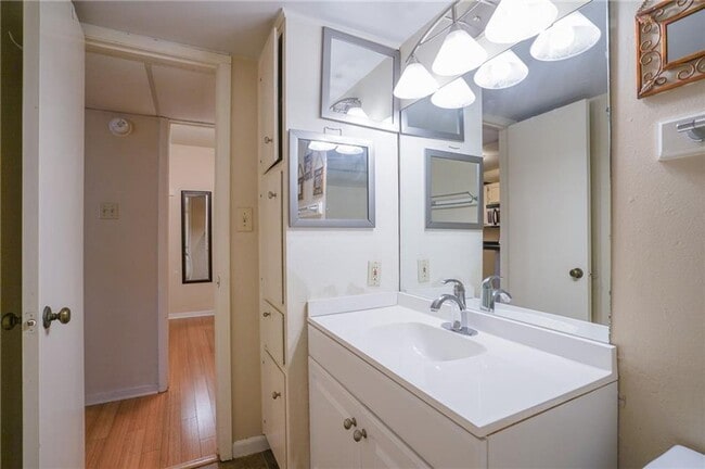 Building Photo - Cozy Studio Home with Fireplace & Walk-In Closet!