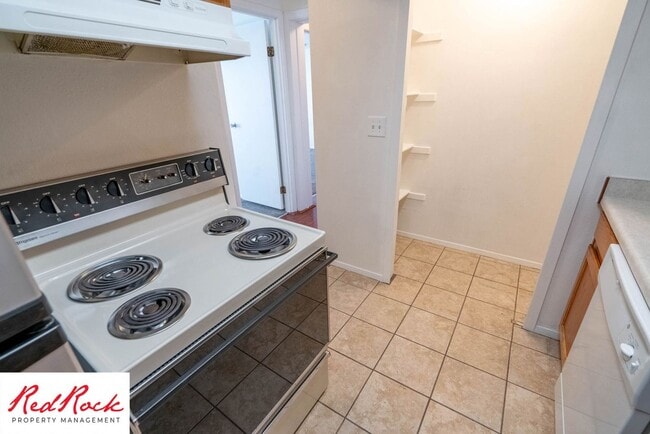 Building Photo - Charming 2 Bed / 1 Bath Apartment in a Prime Location
