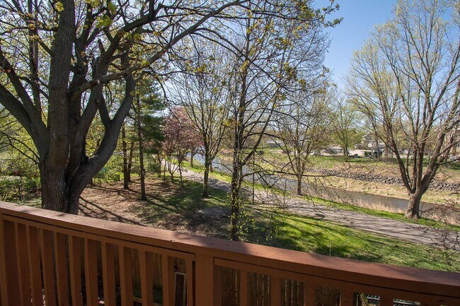 Building Photo - 420 8th Ave SE