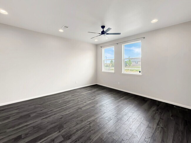 Building Photo - $0 DEPOSIT OPTION. BRIGHT AND SPACIOUS 3-B...