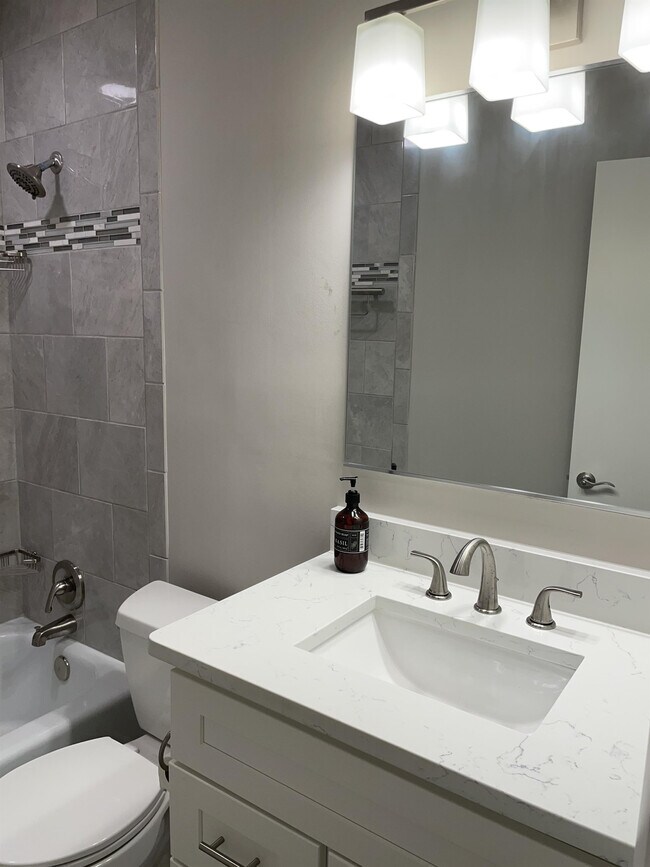 Building Photo - 2601 Shropshire Blvd