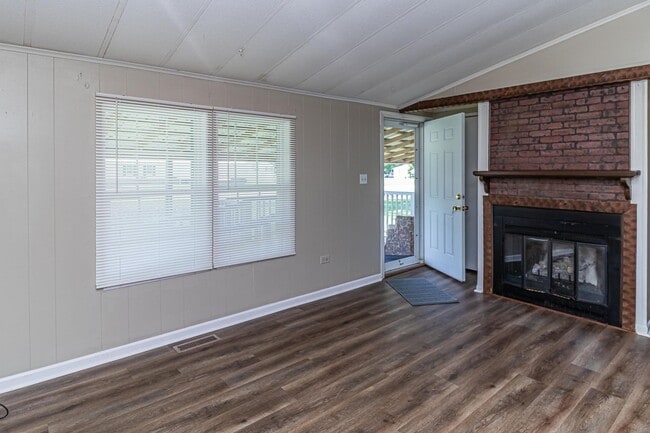 Building Photo - 2 BR, 1 BA W/ FENCED-IN YARD, COVERED FRON...