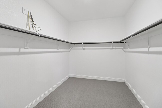 Building Photo - 2100 Gustavus Dr