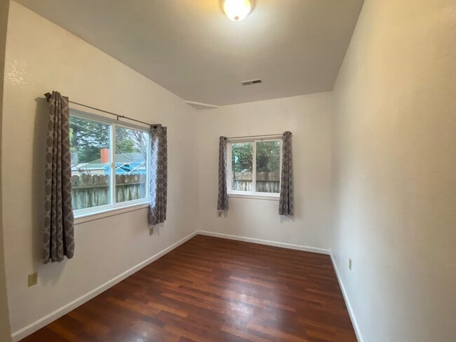 Building Photo - Sweet 2/1 McKinleyville house with garage and laundry