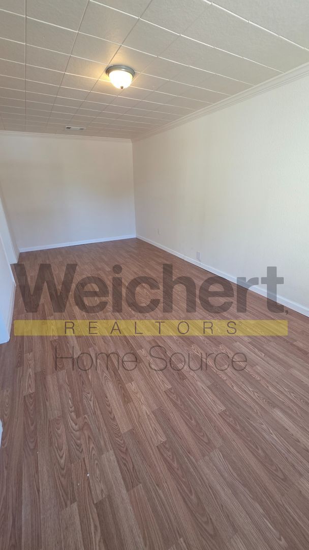 Building Photo - Cozy 1-Bedroom Near Downtown