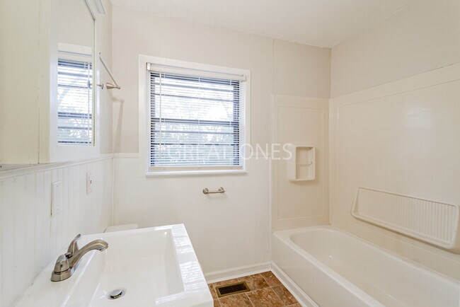 Building Photo - 1159 School St