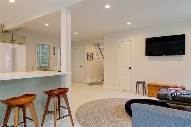 Building Photo - 59 Melrose Ave