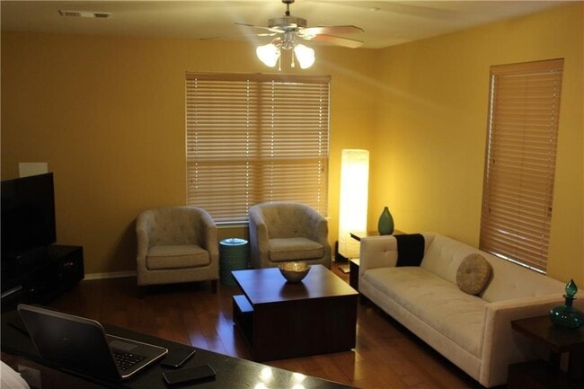 Building Photo - 1310 W Parmer Ln